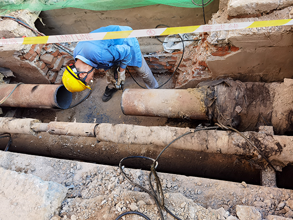 1722905792145115.jpeg 檢修師傅在搶修管道漏點(diǎn).jpg