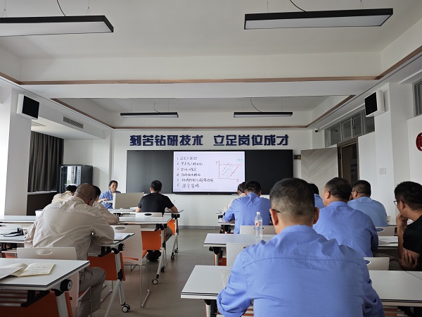 近日，計控電儀部主任工程師馬曉華為部門人員進行了“離心式壓縮機的防喘振控制” 培訓1.jpg