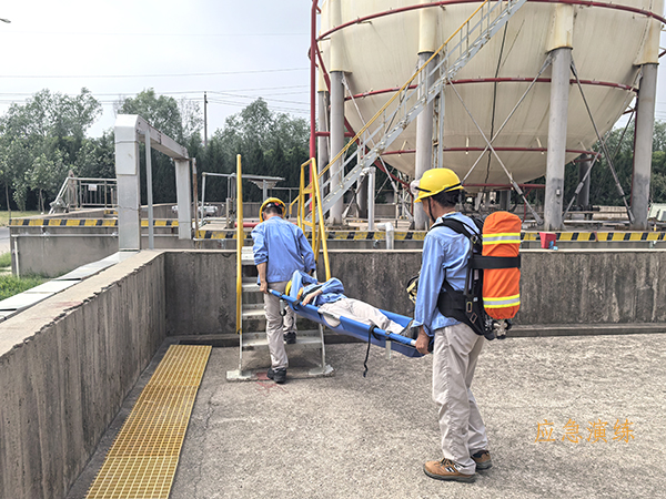 1723166847989791.jpeg ④8月8日630罐區(qū)應(yīng)急演練期間 模擬搜救傷員過(guò)程.jpg