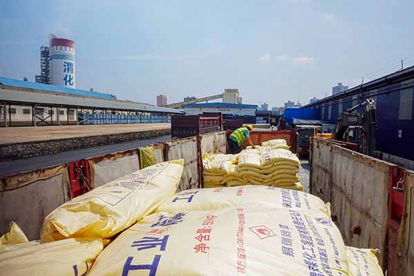 1723710799852055.jpeg 2024年8月運(yùn)銷部正在裝硫磺1.jpg