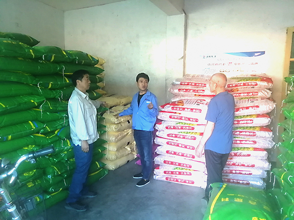 1724122215626208.jpeg 2024年8月市場(chǎng)運(yùn)銷(xiāo)部彬州分部銷(xiāo)售人員在新民鎮(zhèn)調(diào)研渭河牌尿素市場(chǎng).jpg