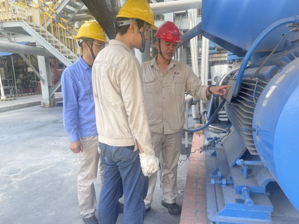 1724200470918005.jpeg 車(chē)間副主任張寶利和工藝技術(shù)員劉勇帶隊(duì)開(kāi)展抽查.jpg