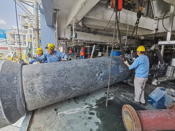 起重工：奮斗一線，繪就精彩   600.jpg