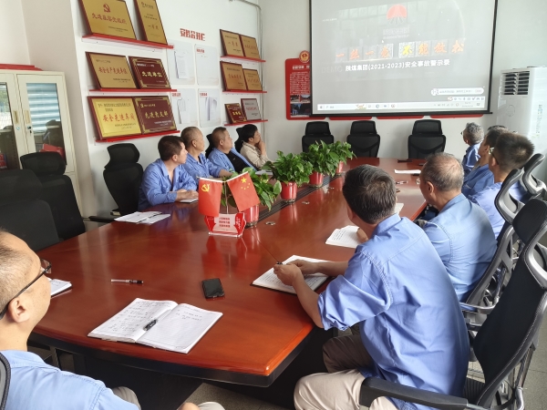 8月28日，車間管理人員觀看警示視頻.jpg