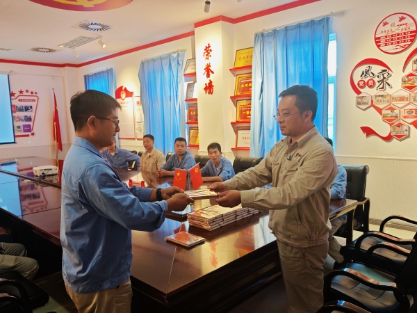 1726101167240522.jpeg 車間負責(zé)人給職工發(fā)放學(xué)習(xí)筆記.jpg