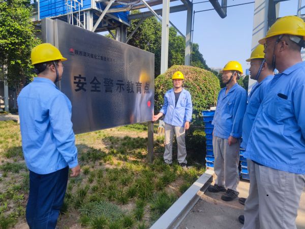 近日，計(jì)控電儀部部門領(lǐng)導(dǎo)和安全員組成專項(xiàng)督查小組對部門人員進(jìn)行現(xiàn)場安全警示教育.jpg