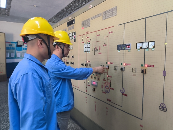 9月14日，運(yùn)行人員老師傅正在對(duì)徒弟進(jìn)行倒閘操作培訓(xùn).jpg