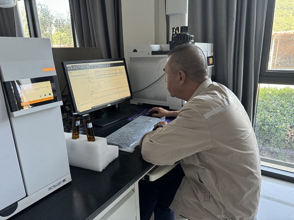 1727565819398899.jpeg 技術(shù)員在進(jìn)行色譜運行檢查.jpg