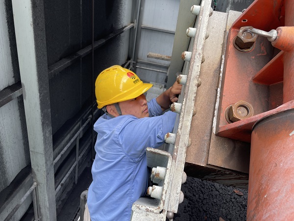 1727874141764205.jpeg 電儀分部員工連明輝在氣化現(xiàn)場(chǎng)緊固電機(jī)地腳螺栓.jpg