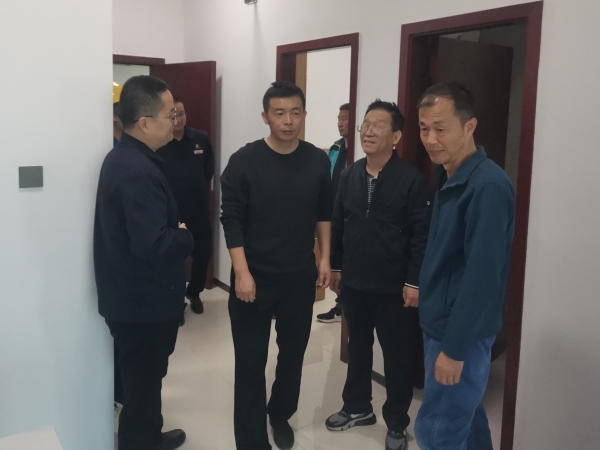 1728950771786039.jpeg 10.14公司領(lǐng)導(dǎo)趙強(qiáng)深入彬州公司新建職工公寓考察 附圖1.jpg