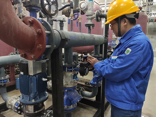 1729209157234757.jpeg 職工對設(shè)備排查隱患.jpg