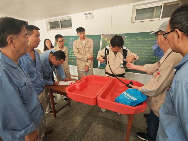 近日，計(jì)控電儀部特邀公司應(yīng)急救援隊(duì)隊(duì)長(zhǎng)寧生修為部門全體員工進(jìn)行心肺復(fù)蘇和空氣呼吸器使用方法的應(yīng)急技能培訓(xùn)1.jpg