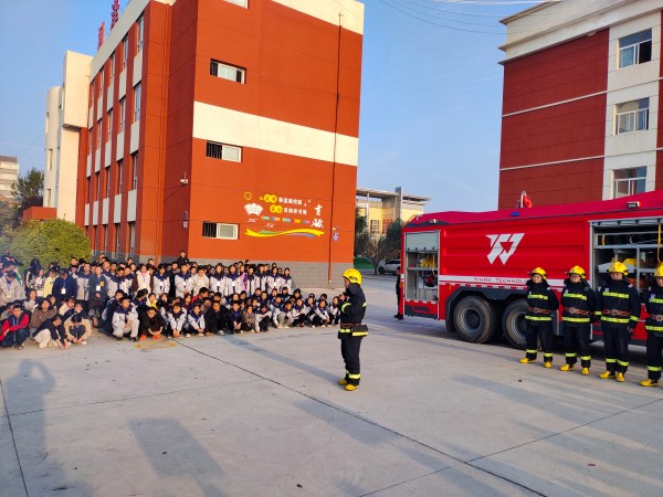 11月6日，彬州公司消防隊(duì)進(jìn)學(xué)校宣傳消防知識(shí)2.jpg