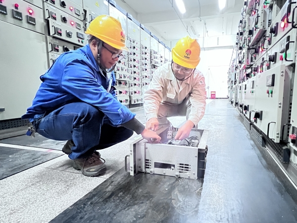 11月，計控電儀部運行人員正在對開關(guān)柜進(jìn)行維修.jpg