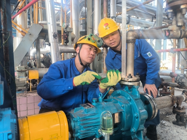 1732178378538373.jpeg 張帆與劉斌在現(xiàn)場(chǎng)確認(rèn)管線的垂直度.jpg