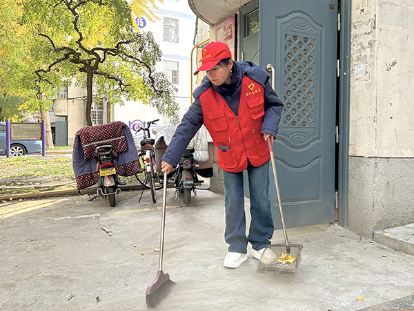 志愿者清掃樓道門(mén)口衛(wèi)生.jpg