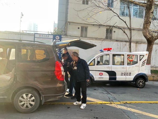 1734490671665507.jpeg 行政保衛(wèi)部對東門出廠車輛進行檢查.jpg