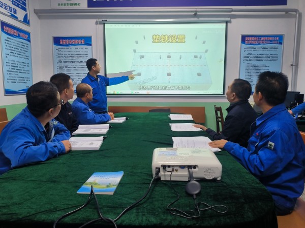 1734658490893508.jpeg 合成車間技術員劉斌在學習室給員工講授設備基礎找正.jpg