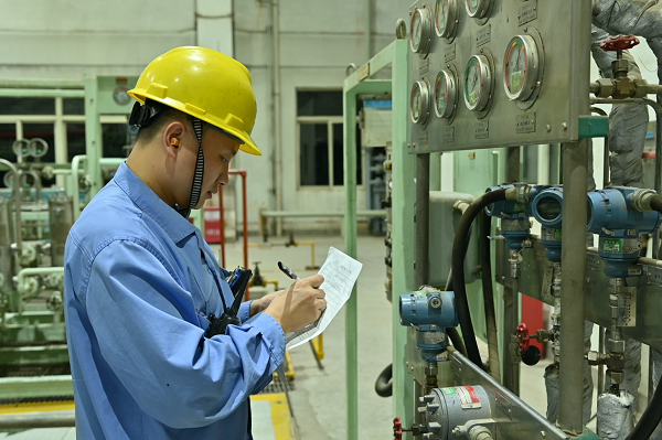 1738282945928262.png 巡檢人員正在現(xiàn)場記錄數(shù)據(jù).png