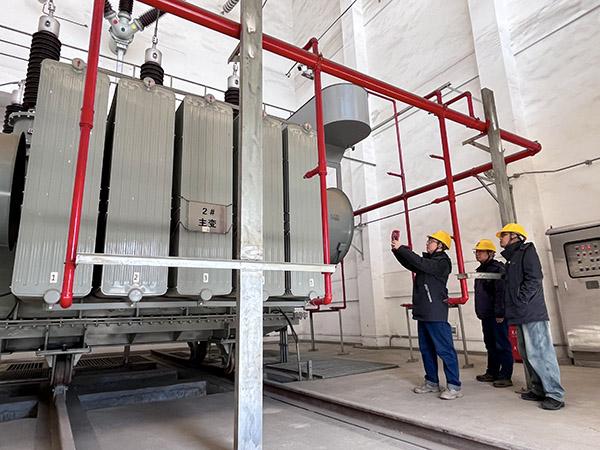1739405947377669.jpeg 檢查組對變壓器進行溫升監(jiān)測.jpg