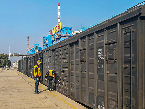 2025年2月25日，鐵路科員工對(duì)裝好的車輛進(jìn)行檢查0 (1).jpg