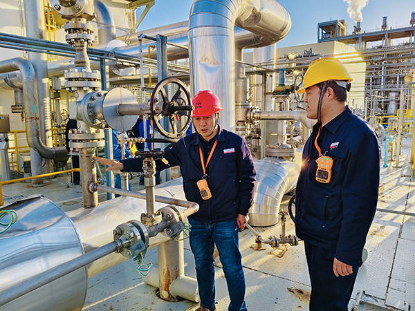 2月27日，車間管理組例行裝置區(qū)隱患排查，全員佩戴移動(dòng)式四合一氣體檢測(cè)儀，以上率下 照片.jpg