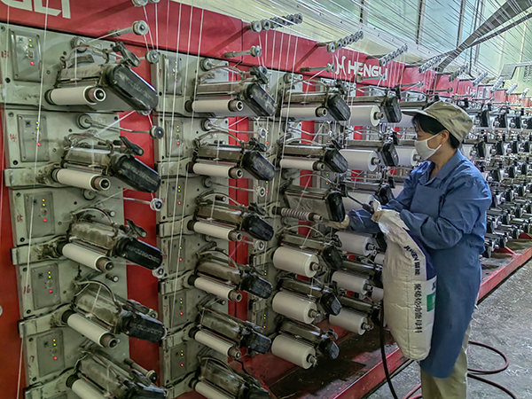 021740903141181152.jpg 拉絲車間操作人員收絲.jpg