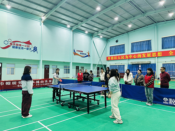 3月5日下午，物料車(chē)間舉辦以“巾幗綻芳華 乒搏向未來(lái)”為主題的女職工乒乓球趣味運(yùn)動(dòng)會(huì)，圖為乒乓球單打項(xiàng)目.JPG