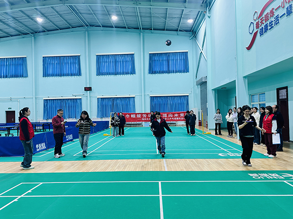 3月5日下午，物料車(chē)間舉辦以“巾幗綻芳華 乒搏向未來(lái)”為主題的女職工乒乓球趣味運(yùn)動(dòng)會(huì)，圖為乒乓球折返跑式.JPG