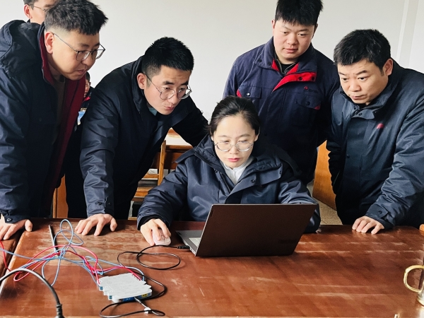 071741308308215665.jpg 技術(shù)員講解組態(tài)流程.jpg