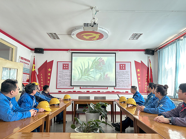 動力運(yùn)行二班節(jié)水月活動，組織觀看“水說”視頻.jpg