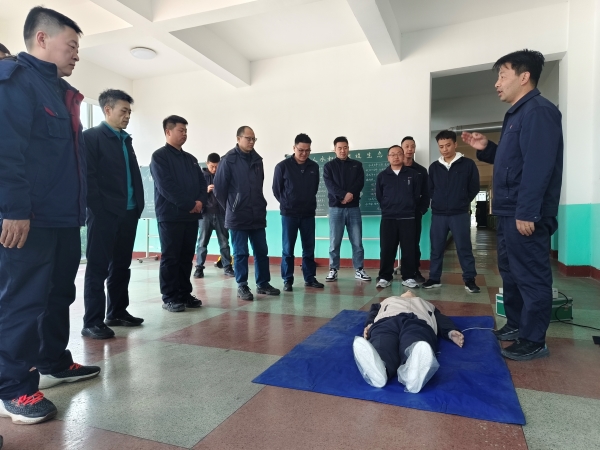 241742799328571308.jpg 3月21日,應(yīng)急隊(duì)員寧修生在尿素車間講解心肺復(fù)蘇.jpg