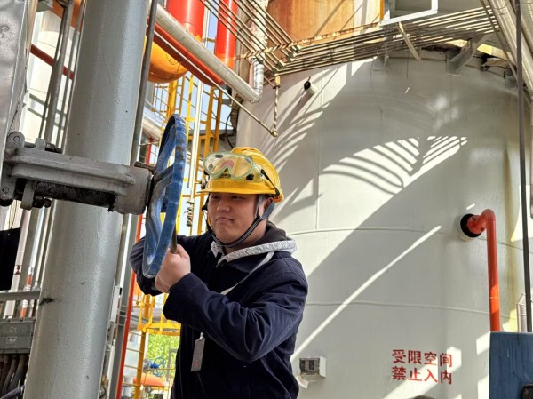 311743385219180072.jpg 操作人員在現(xiàn)場(chǎng)調(diào)節(jié)閥門.jpg