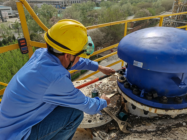 4月9日檢修人員在物料車間630罐區(qū)甲醇A罐罐頂進(jìn)行呼吸人孔螺栓緊固.jpg