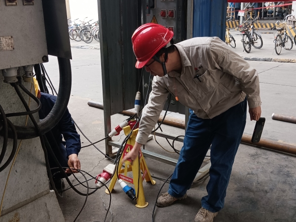 4月9日，計控電儀部安全員黃建榮在進行安全用電現(xiàn)場檢查，為作業(yè)人員指出問題并認真講解正確操作及規(guī)定。.jpg