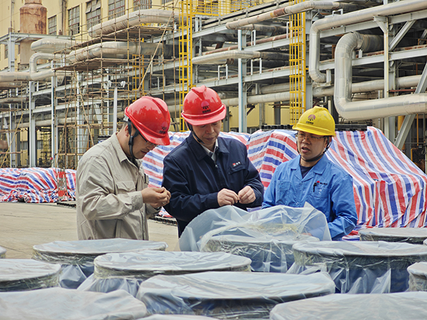 111744354206948764.jpg 總經(jīng)理趙強(qiáng)深入檢修現(xiàn)場(chǎng)檢查2.jpg