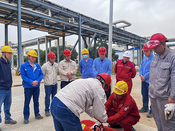 111744357711263128.jpg 消防隊成員對外協(xié)人員進行空呼培訓.jpg