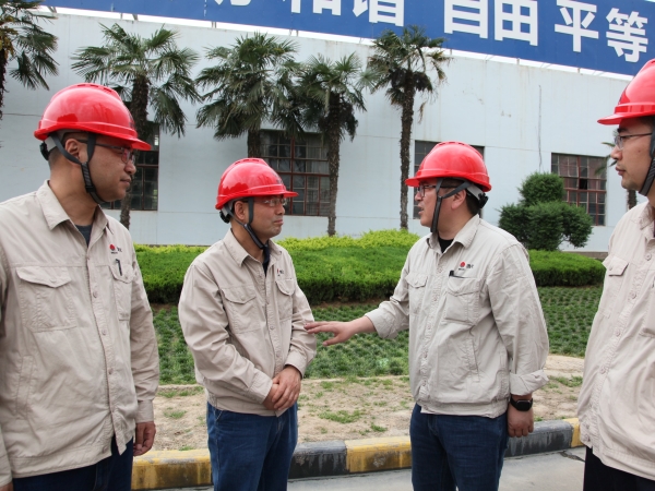 131744497633192330.jpg 4月11日,公司領(lǐng)導(dǎo)在現(xiàn)場(chǎng).jpg