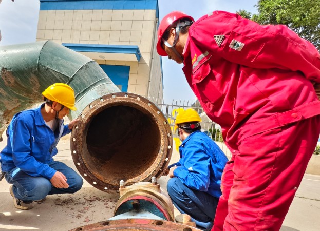 141744595045212284.jpg 車間技術(shù)員與檢修人員查看拆下的循環(huán)水上塔立管 團(tuán)結(jié)協(xié)作5.jpg