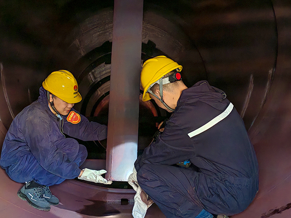 141744600230685295.jpg 技術(shù)員王偉正在給青工岳維哲講解除氧器內(nèi)部結(jié)構(gòu).jpg