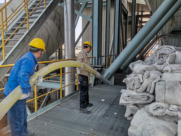 141744618207213682.jpg 工藝人員協(xié)助清灰隊(duì)伍安裝連接機(jī)械清灰裝置.jpg