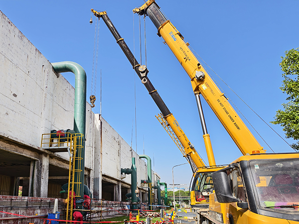 4月13日，吊車配合更換循環(huán)水冷卻塔上塔閥.jpg