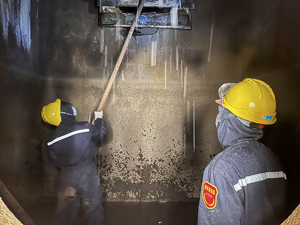 151744675967865299.jpg E60塔內(nèi)作業(yè)人員在進(jìn)行清洗工作.jpg