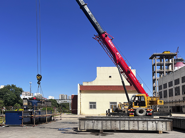 151744676147514801.jpg 吊車將中冷器放入水槽中浸泡.jpg