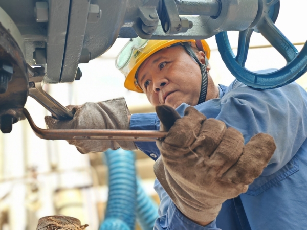 161744793587101879.jpg 檢修人員安裝閥門.jpg