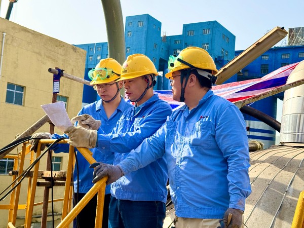 171744871911264793.jpg 技術人員正在就催化劑更換做技術交底.jpg