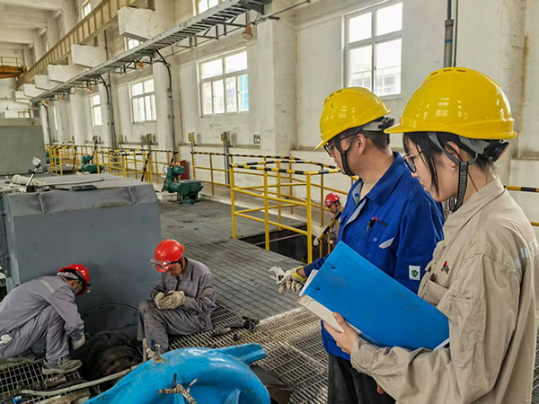 大檢修期間新工黃卓悅跟隨污水崗位內(nèi)操現(xiàn)場學(xué)習(xí).jpg