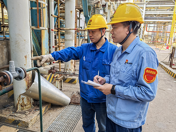 181744945347700626.jpg 張建國在向老師傅請教學(xué)習(xí).jpg