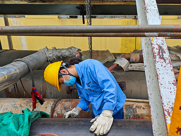 211745193226252283.jpg 監(jiān)護人員張國濤檢查管段.jpg