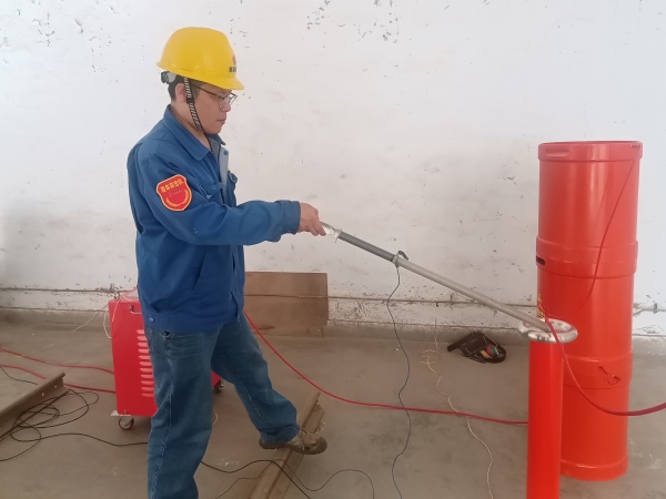 211745217527123065.jpg 工作人員在對高壓試驗設(shè)備放電.jpg